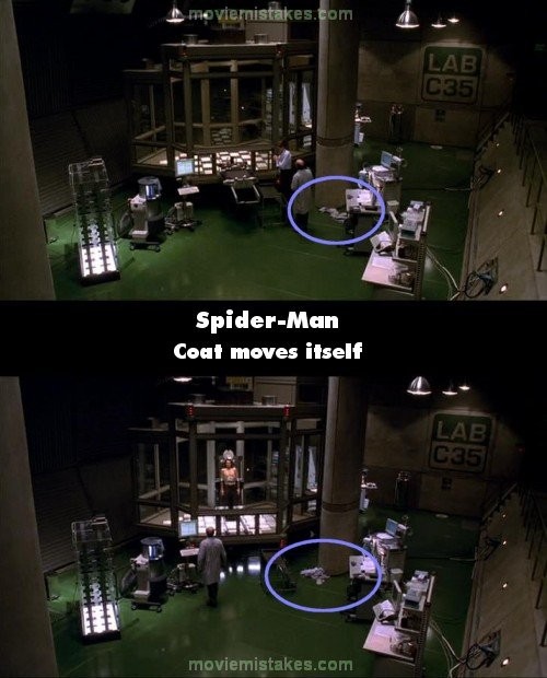 Phim Spider - man, sau khi Osbourne cởi chiếc áo mặc trong phòng thí nghiệm và ném vào một góc, chiếc áo nằm ở ngay dưới chân cột. Nhưng ở cảnh ngay sau đó, chiếc áo này đã tự dịch chuyển ra khỏi vị trí cũ